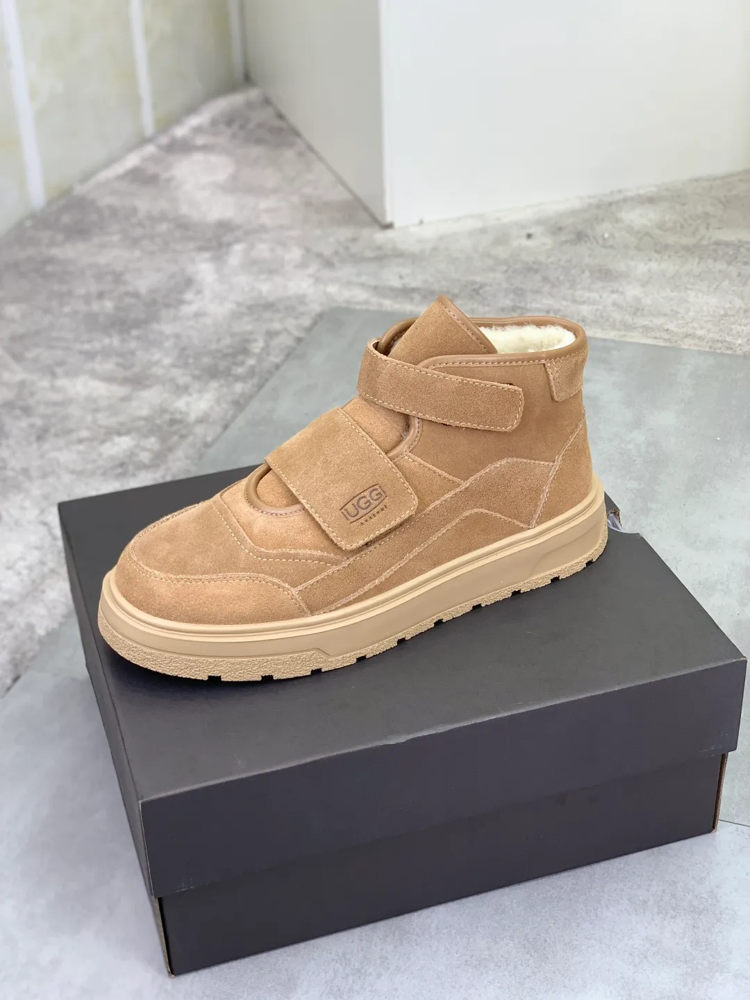 Men's shoes 💰P580 New arrival 🆕🆕🆕 26 New IUGGI Velcro men's shoes Fashionable and casual Velcro men's shoes. First layer suede cowhide + lining wool Rubber outsole Lightweight and non-slip Size: 39-44 Color: three colors